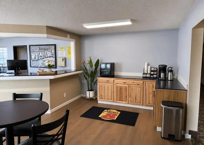 Super 8 By Wyndham Blackwell