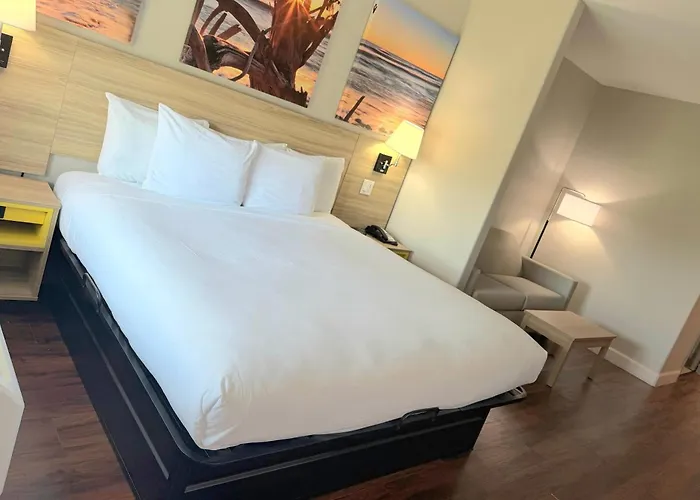 Days Inn & Suites By Wyndham Galveston West/Seawall