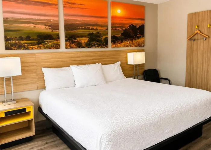Days Inn By Wyndham Topeka