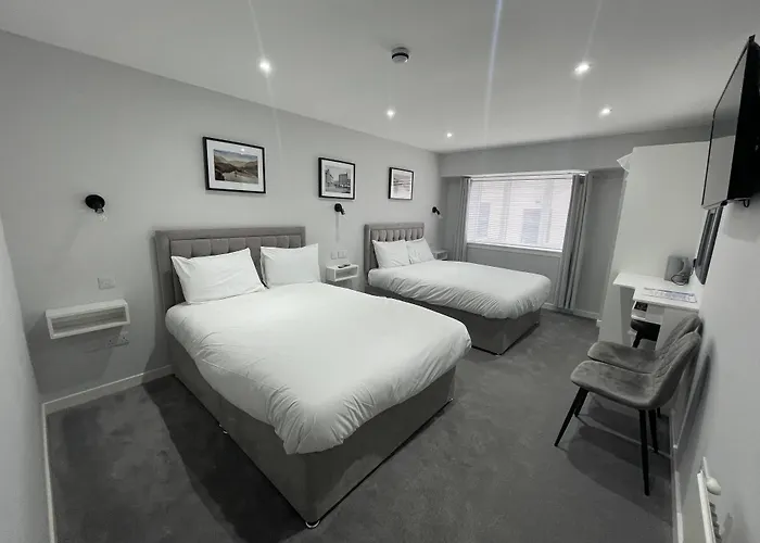 Airlie Arms Hotel