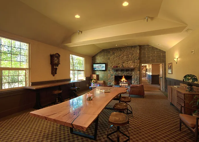 Coast Inn At Lake Hood