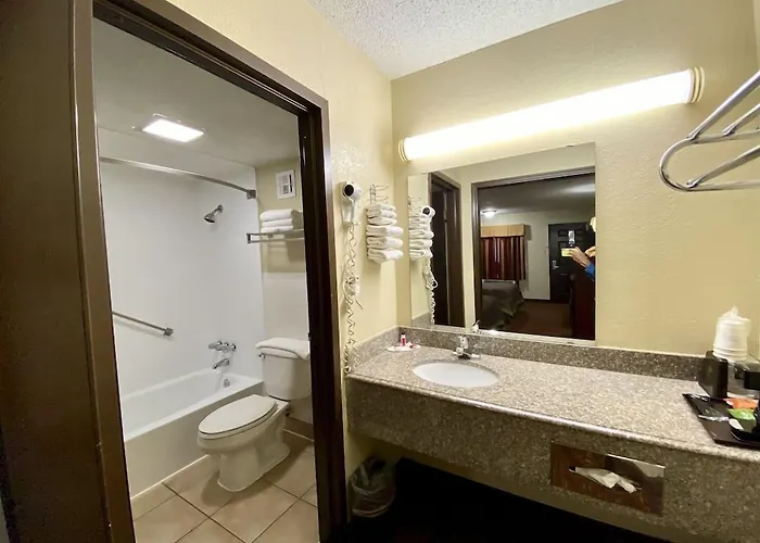 Super 8 By Wyndham Shawnee