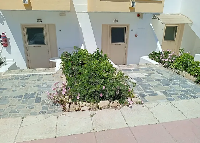 Leonidas Hotel & Studios