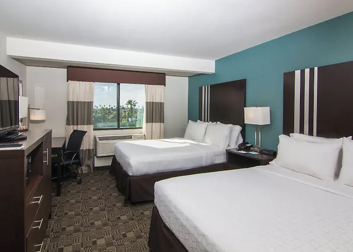 Holiday Inn Express & Suites Carlsbad Beach By Ihg