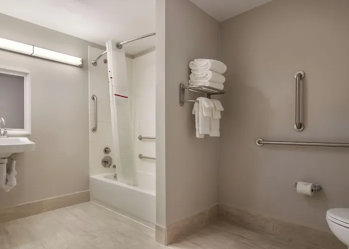 Red Roof Inn Plus & Suites Erie