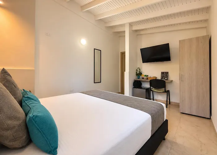 Hotel 12 Nights