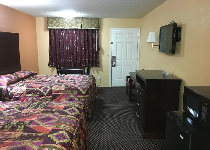 Redwood Inn - White Hall