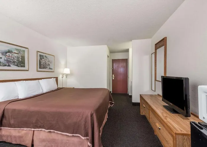Baymont By Wyndham Iowa Lake Charles