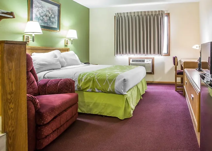 Econo Lodge Inn & Suites Dubuque