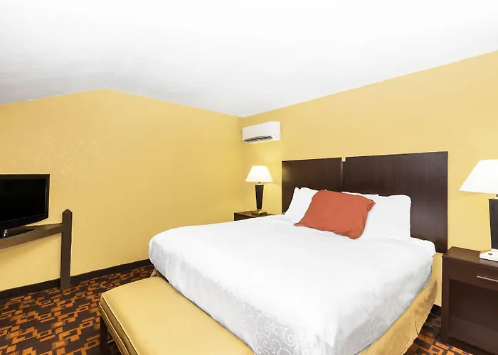 Days Inn & Suites By Wyndham Coralville / Iowa City