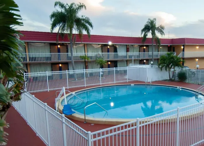 Express Inn & Suites - 5 Miles From St Petersburg Clearwater Airport